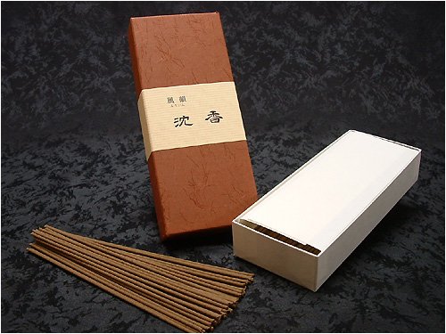 【商品説明】 天然木そのものだけを使用した上品な香りが特徴です。 どことなく漂ってくるような、素朴でほのかな香りをお楽しみ下さいませ。 仏事だけでなく、さりげない香りのおもてなしとしてもご使用いただけ