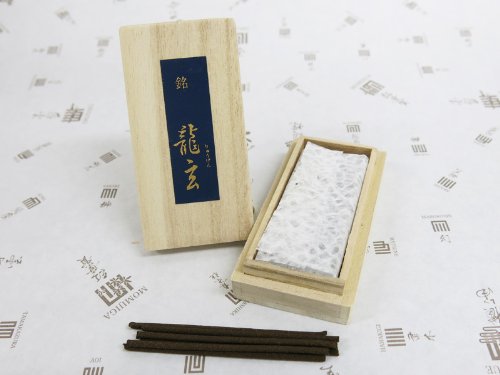 【商品説明】 天然木そのものだけを使用した上品な香りが特徴です。 どことなく漂ってくるような、素朴でほのかな香りをお楽しみ下さいませ。 仏事だけでなく、さりげない香りのおもてなしとしてもご使用いただけ