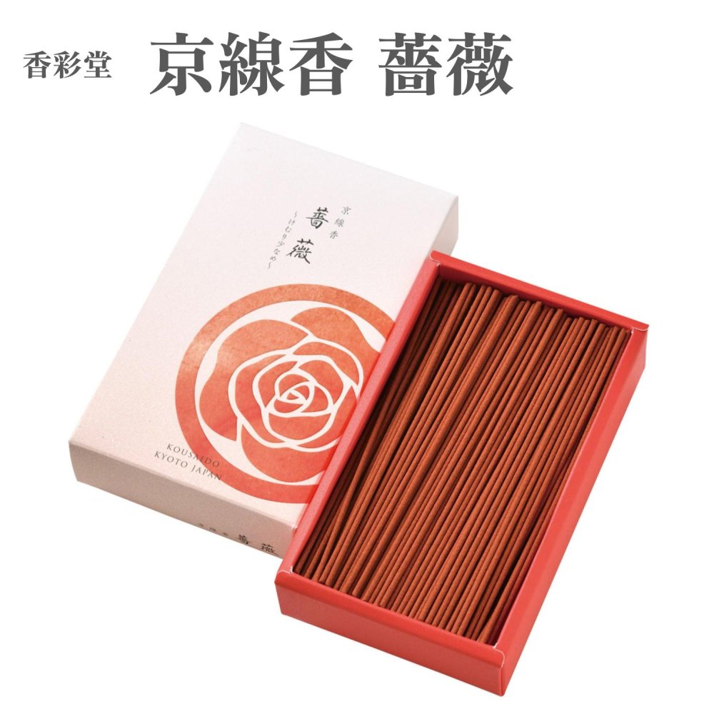 【商品説明】 愛情、深い尊敬を想わせる、気高い薔薇の香りの京線香です。香り高く繊細な、煙の少ない京線香です。お仏前用として、またお部屋用として幅広くお使いください。 【商品の仕様】 内容量：70g サ
